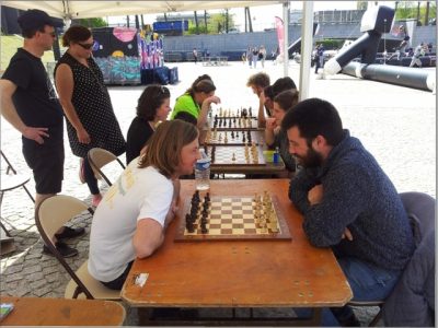 Echecs : séance relaxe en plein air et grand soleil , animée par Marine (en jaune)