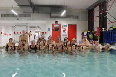 aquagym : le groupe prend la pose dans le petit bassin, sous la direction de Michel (au premier rang)