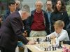 Echecs : le jeune Alexandre (à droite) affronte l'ancien champion du monde Anatoly Karpov (à gauche)