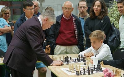 Echecs : le jeune Alexandre (à droite) affronte l'ancien champion du monde Anatoly Karpov (à gauche)