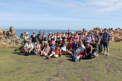 randonnée  : le groupe pose face à la mer